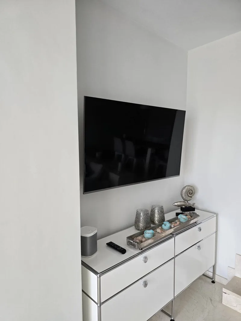 Detalle del mobiliario de un salón limpiado en una vivienda de Palma