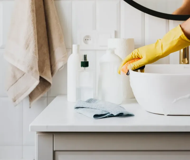 Productos de limpieza profesional preparados para la limpieza de un baño