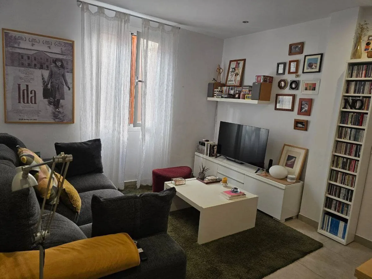 Salón de un piso en Palma tras el servicio de limpieza de mantenimiento